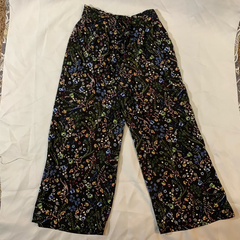 DR2 by Daniel Rainn tie front cropped pants 
Pleated waist with drawstring.